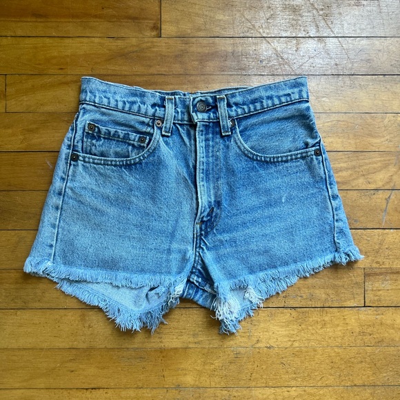 Vintage Levi’s Frayed Shorts ☄️ - Picture 5 of 11